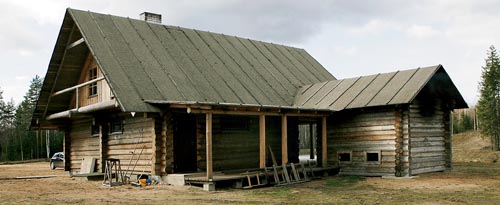 Suitsusauna võib ehitada eraldi hoonena või ka liita tavalise saunaga, nagu seda on tehtud Leppojal. 
