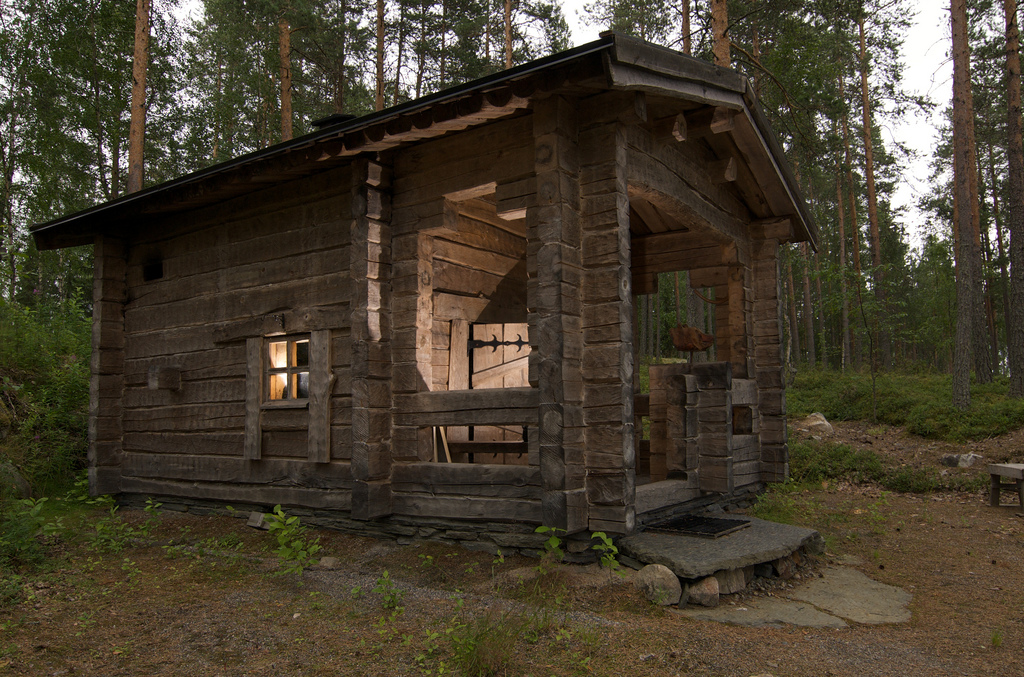 Traditsiooniline Soome suitsusaun metsas. Foto Ikka Rinne